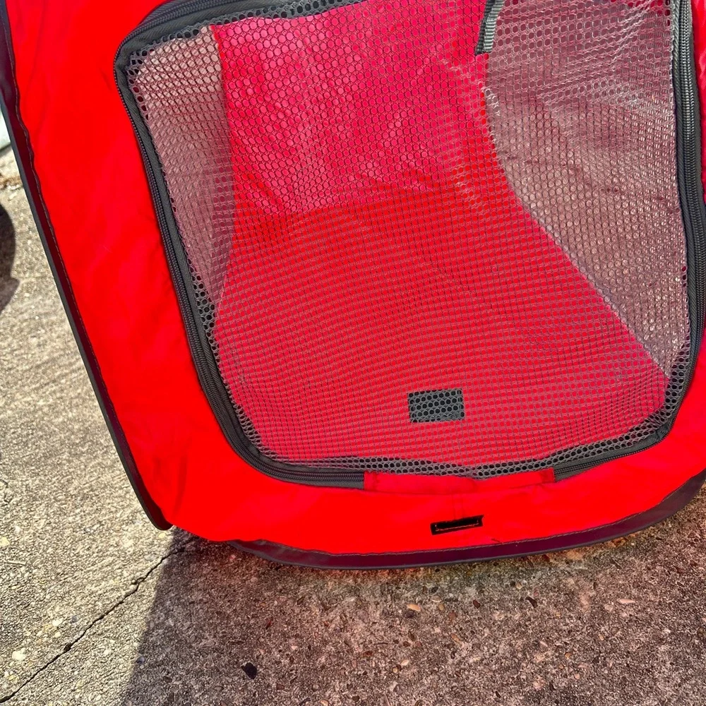 Collapsible Red Dog Pin with Mesh Sides & Zipper Window Door